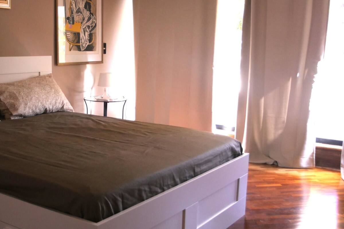 Vierpersoonskamer, uitzicht op tuin | Gratis babybedden, gratis wifi