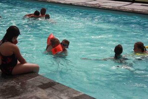 Kauden mukainen ulkouima-allas