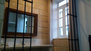 Deluxe Double Room, Non Smoking | Bathroom | Shower, rainfall showerhead, towels