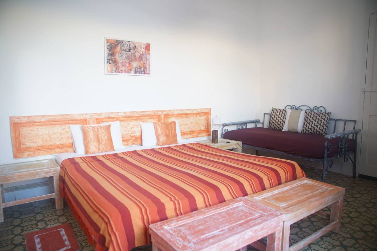 Deluxe Triple Room, Non Smoking (Habitacion 3) | Minibar, in-room safe, individually decorated, individually furnished