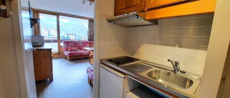 Réfrigérateur, micro-ondes, lave-vaisselle, cafetiÚre/bouilloire