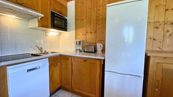 Een koelkast, een vaatwasser, een koffiezetapparaat/waterkoker