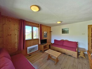 TV - Ski-in/Ski-out Apartment for 10 with Balcony and Mountain Views in Les Menuires (Les Menuires)