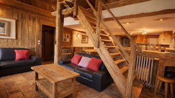 Een televisie en een open haard