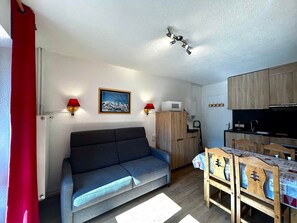 TV - Budget 4-person flat in Les Menuires, 2 rooms, balcony, ski locker (Les Menuires)