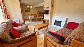 Télévision à écran plat, cheminée