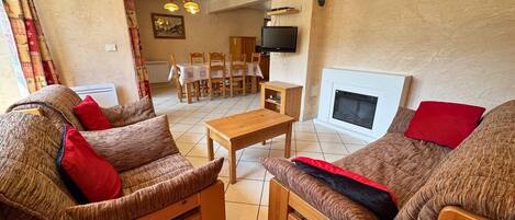 TV a schermo piatto, caminetto