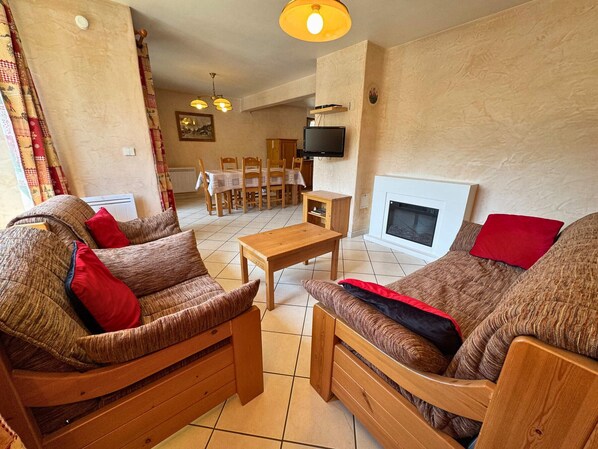 Télévision à écran plat, cheminée