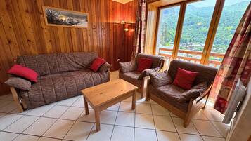 TV a schermo piatto, caminetto