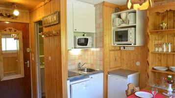 Réfrigérateur, micro-ondes, lave-vaisselle, cafetière/bouilloire