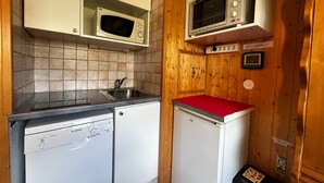 A compact kitchen with a dishwasher, a microwave, and a refrigerator. - Ski-in equipped studio - Les Menuires (Les Menuires)
