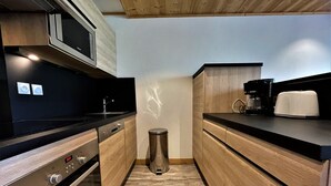 コーヒー / ティーメーカー、冷蔵庫、電子レンジ、食器洗い機