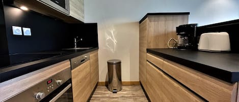 Kylskåp, mikrovågsugn, diskmaskin och kaffe- och tebryggare