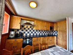Fridge, microwave, dishwasher, coffee/tea maker - Renovated apartment for 8, ski-in/ski-out, Les Menuires (Les Menuires)