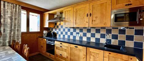 Jääkaappi, mikroaaltouuni, astianpesukone, kahvin-/teenkeitin