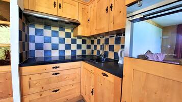 Een koelkast, een oven, een vaatwasser, een koffiezetapparaat/waterkoker