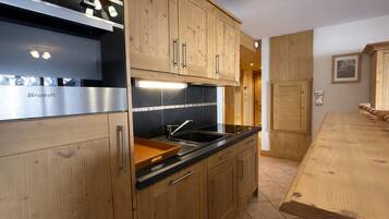 冰箱、微波炉、洗碗机、烤面包机