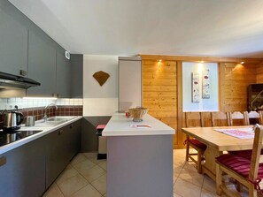 Fridge, dishwasher, coffee/tea maker, toaster