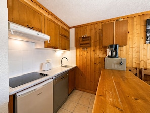 KĂŒhlschrank, Mikrowelle, Ofen, GeschirrspĂŒler