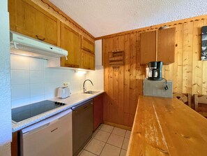 Een koelkast, een magnetron, een oven, een vaatwasser