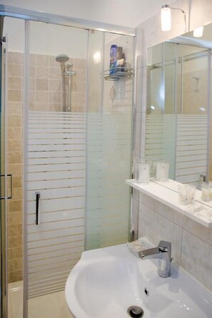 Apartment, 1 Bedroom | Bathroom shower - Sarzana (Milan)