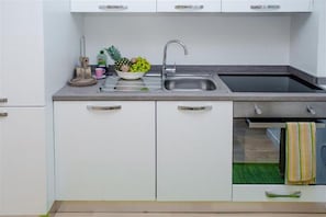 Apartment, 1 Bedroom | Dapur peribadi | Peti sejuk, dapur, mesin basuh pinggan mangkuk, pembancuh kopi/teh 