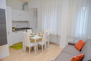 Apartment, 1 Bedroom | Dapur peribadi | Peti sejuk, dapur, mesin basuh pinggan mangkuk, pembancuh kopi/teh 