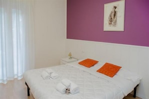 Apartment, 1 Bedroom | 1 bilik tidur, meja, seterika/papan seterika, Wi-fi percuma 
