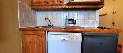 Kühlschrank, Geschirrspüler, Wasserkocher mit Kaffee-/Teezubehör