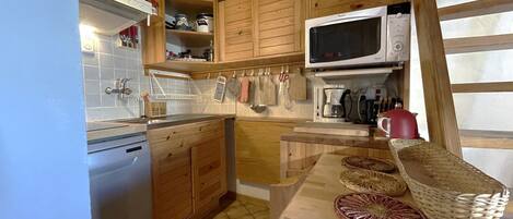 Køleskab, opvaskemaskine, brødrister