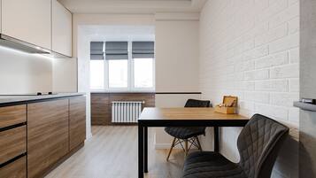 Superior-Apartment | Eigene Küche | Großer Kühlschrank, Mikrowelle, Herdplatte, Wasserkocher