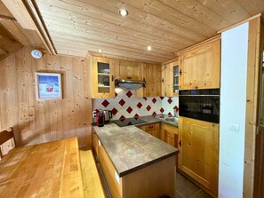 Kjøleskap, mikrobølgeovn, oppvaskmaskin og kaffetrakter/tekoker