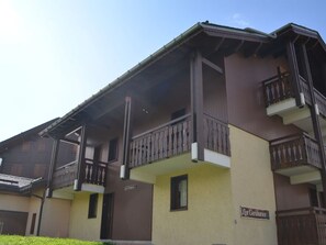 A multi-story building with balconies, a sign indicating 'Les Gentianes', and a clear sky. - 2 rooms for 4 pers. across cable car St Martin de Belleville, pets allowed (Saint-Martin-de-Belleville-Les Menuires)