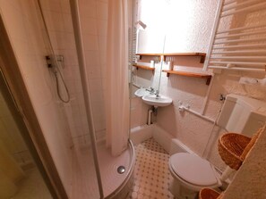A small bathroom with a shower, toilet, and sink. - Economical apartment with mezzanine for 6 people in Les Menuires (Les Menuires)