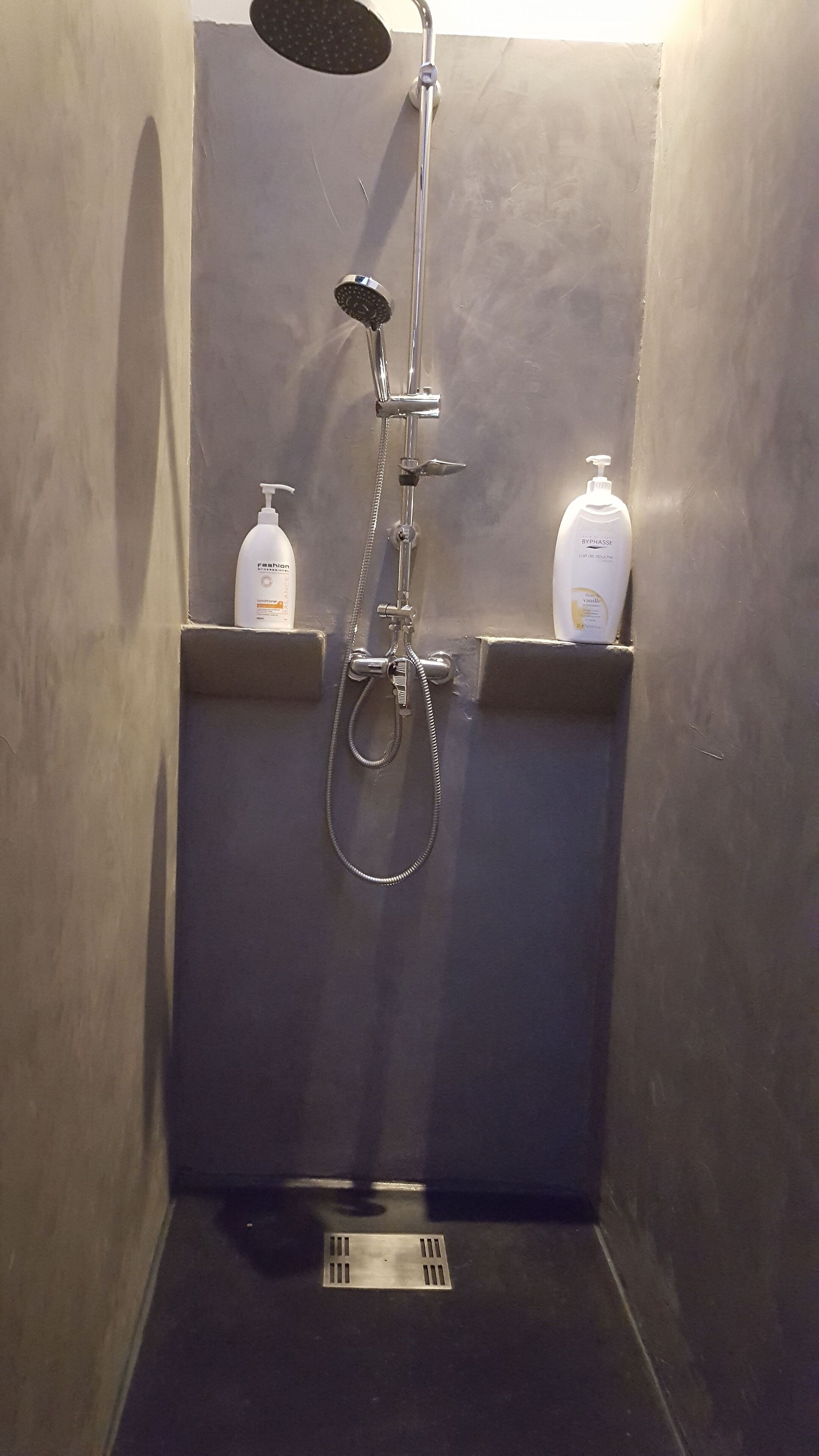 Ducha, secador de pelo, toallas, jabón