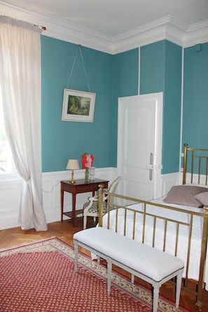 Bureau, lit de bébé (gratuit), lit d’appoint (supplément)