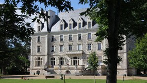 A large stone building with multiple windows and a central staircase. - Château du Gerfaut (Azay-le-Rideau)