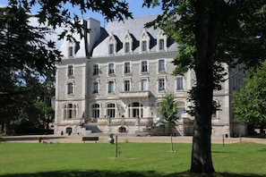 A large stone building with multiple windows and a central staircase. - Château du Gerfaut (Azay-le-Rideau)