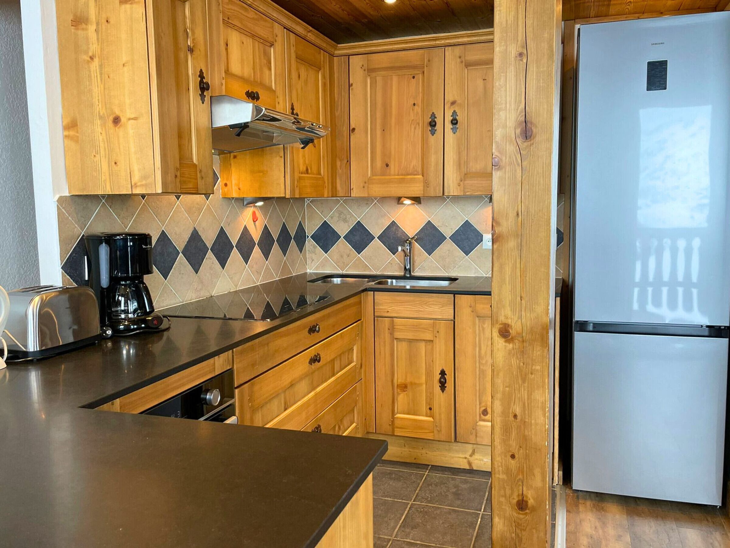 Réfrigérateur, micro-ondes, lave-vaisselle, cafetière/bouilloire