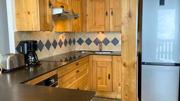 Réfrigérateur, micro-ondes, lave-vaisselle, cafetiÚre/bouilloire