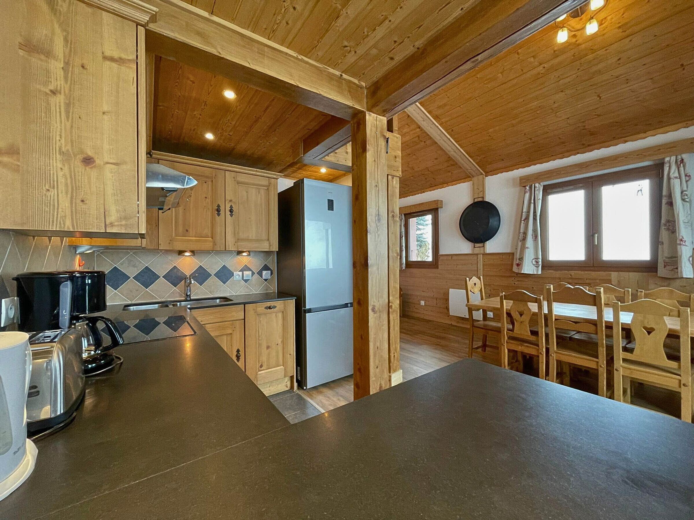 Een koelkast, een microgolfoven, een vaatwasser