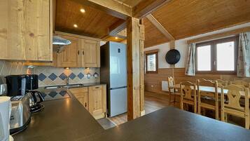 Een koelkast, een microgolfoven, een vaatwasser