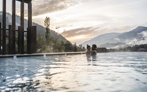 Outdoor pool, pool loungers - Stoa - Elegant & Romantic Guest House (Adults Only) (Marebbe)