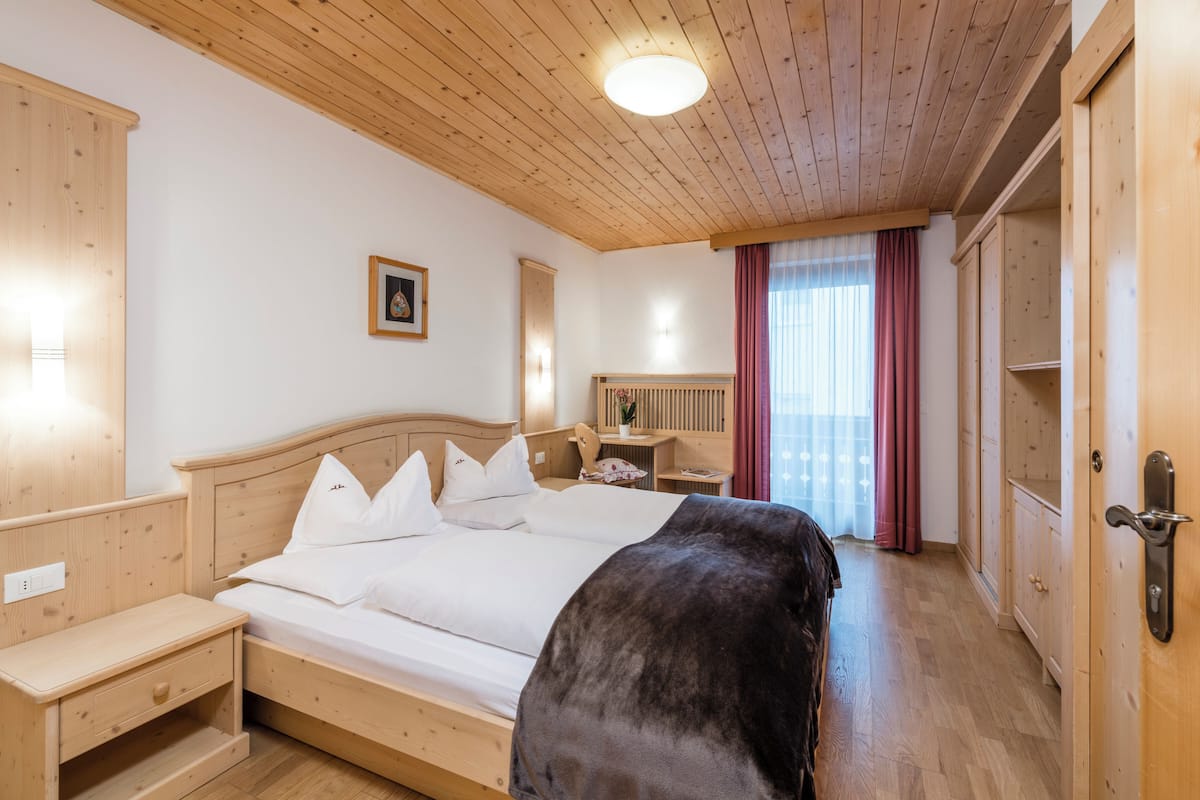 Dundyner, minibar, pengeskab på værelset, mørklægningsgardiner