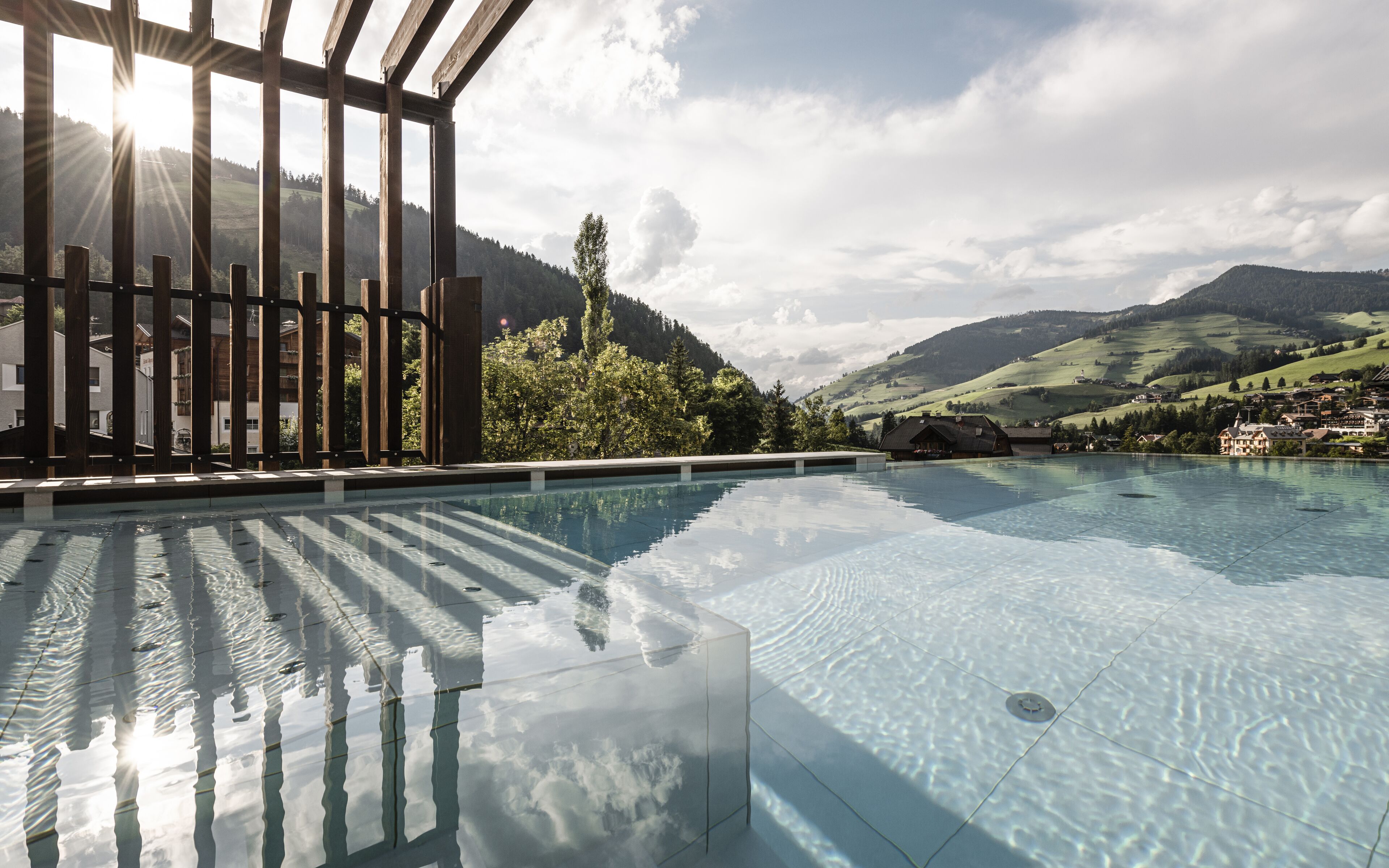 Piscine extérieure, chaises longues