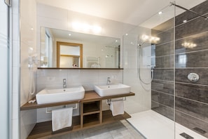 Superior Double or Twin Room | Bathroom