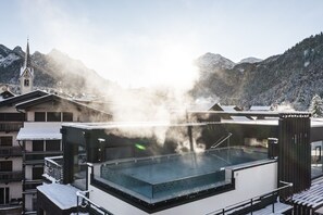 Piscine extérieure, chaises longues