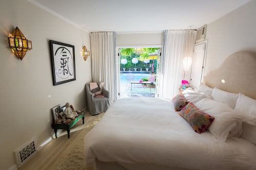 トレンディなミラクルマイルのゼンオアシスのプールサイドのラウンジ