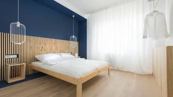 Apartment (Navy Blue) | Hypo-allergenic bedding, individually decorated, laptop workspace