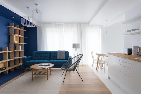 Departamento (Navy Blue) | Área de sala de estar | Smart TV de 40 pulgadas con canales digitales y televisión